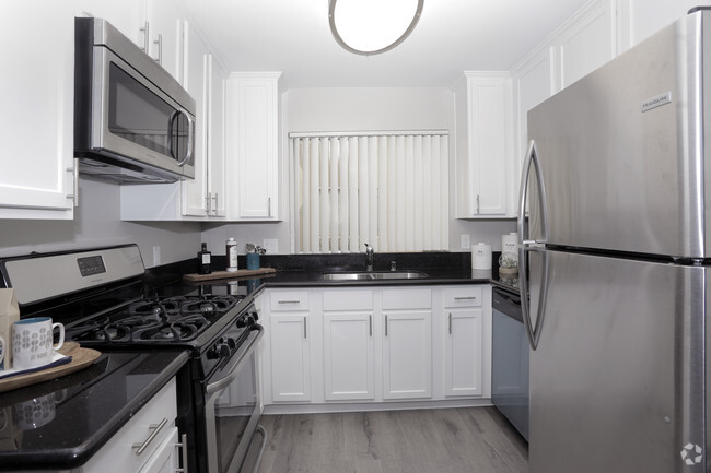 2BR, 2BA - 995 SF - Terra Apartments