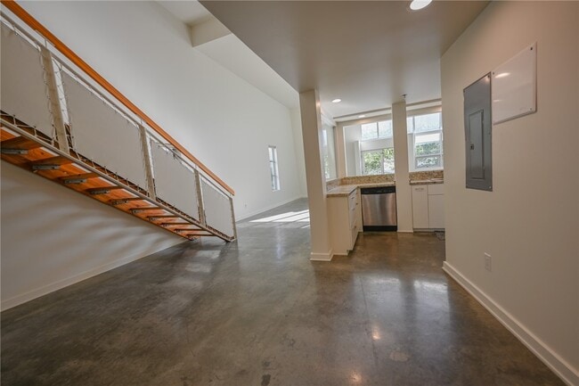 Building Photo - 615 Hampton Dr