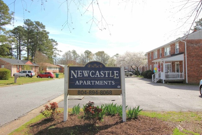 Nuevo cartel del castillo - New Castle Apartments