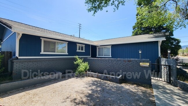 Building Photo - 700 Akard Dr