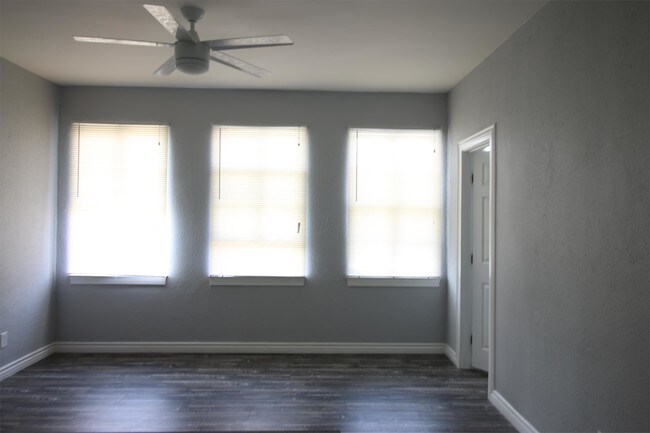 Foto del edificio - 3700 E Broadway