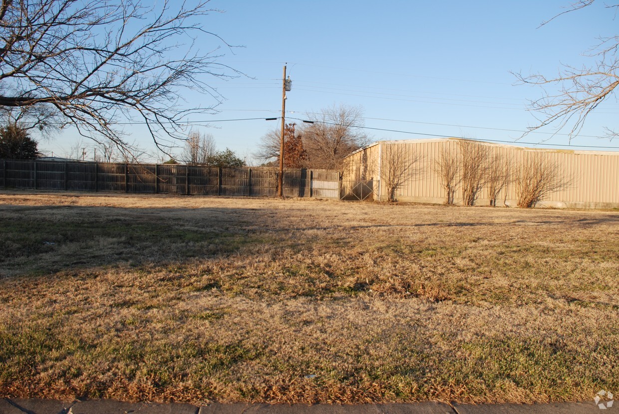 Building Photo - 3005 Tudor Ln