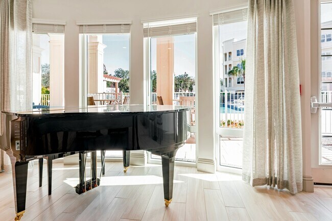 Centro de Hangouts - The Alloro at University Groves