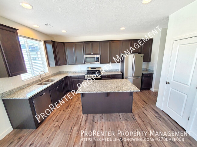 Building Photo - Like New 3 Bed, 2.5 Bath Syracuse Home