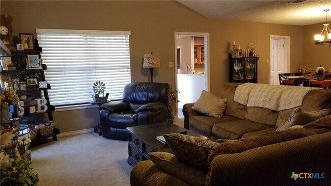 Foto del edificio - 329 Paisano St