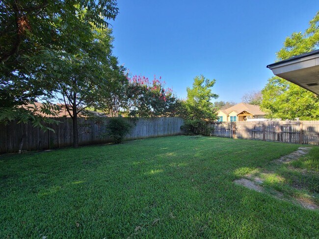 Building Photo - 4 bed 2 baths Coming soon!