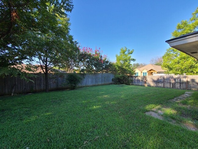 Foto del edificio - 4 bed 2 baths Coming soon!