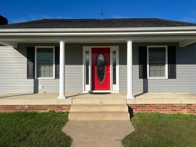 Building Photo - Close to everything! Rambler with fully fi...