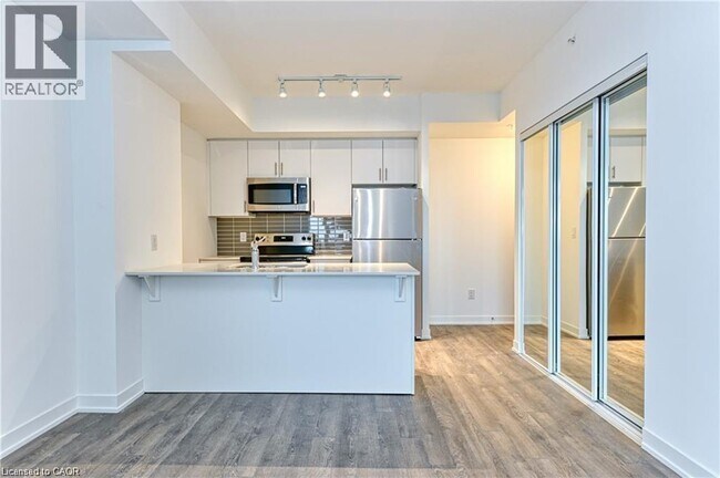 Photo du bâtiment - 550 N Service Rd