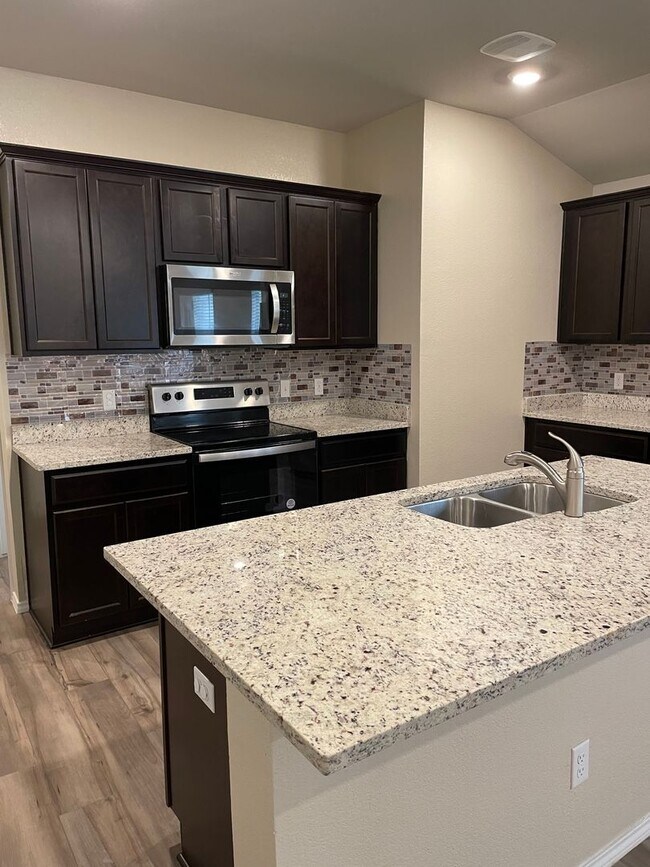 Building Photo - Beautiful 4-Bedroom in Lorena with a Huge ...