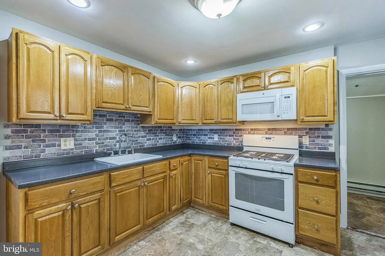 Spacious & Updated Grays Ferry Rowhome Near Parks and Center City — Accepting ALL PHA voucher hol... - Spacious & Updated Grays Ferry Rowhome Near Parks and Center City — Accepting ALL PHA voucher hol...