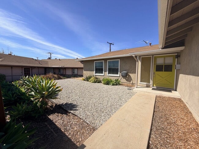 Foto del edificio - 3 Bed/ 2 Bath Brea Home w/Garage and Native Landscaped Yard