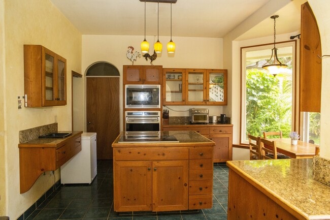 Foto del edificio - 592 Kaupakalua Rd