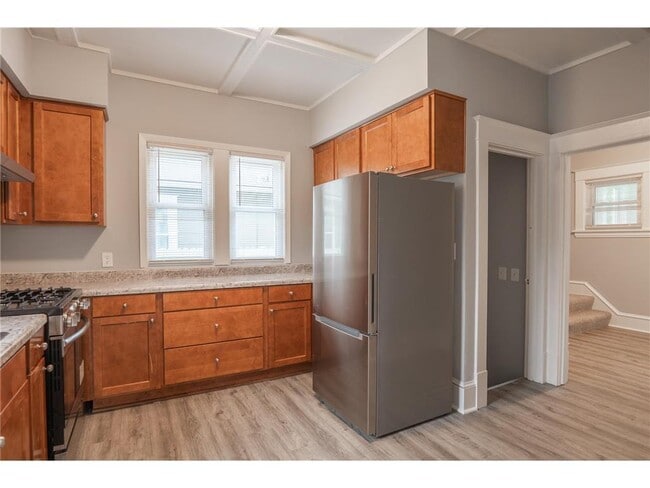 Building Photo - 1317 Reaney Ave E