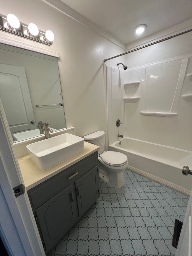 Building Photo - 1703 Mayflower Dr