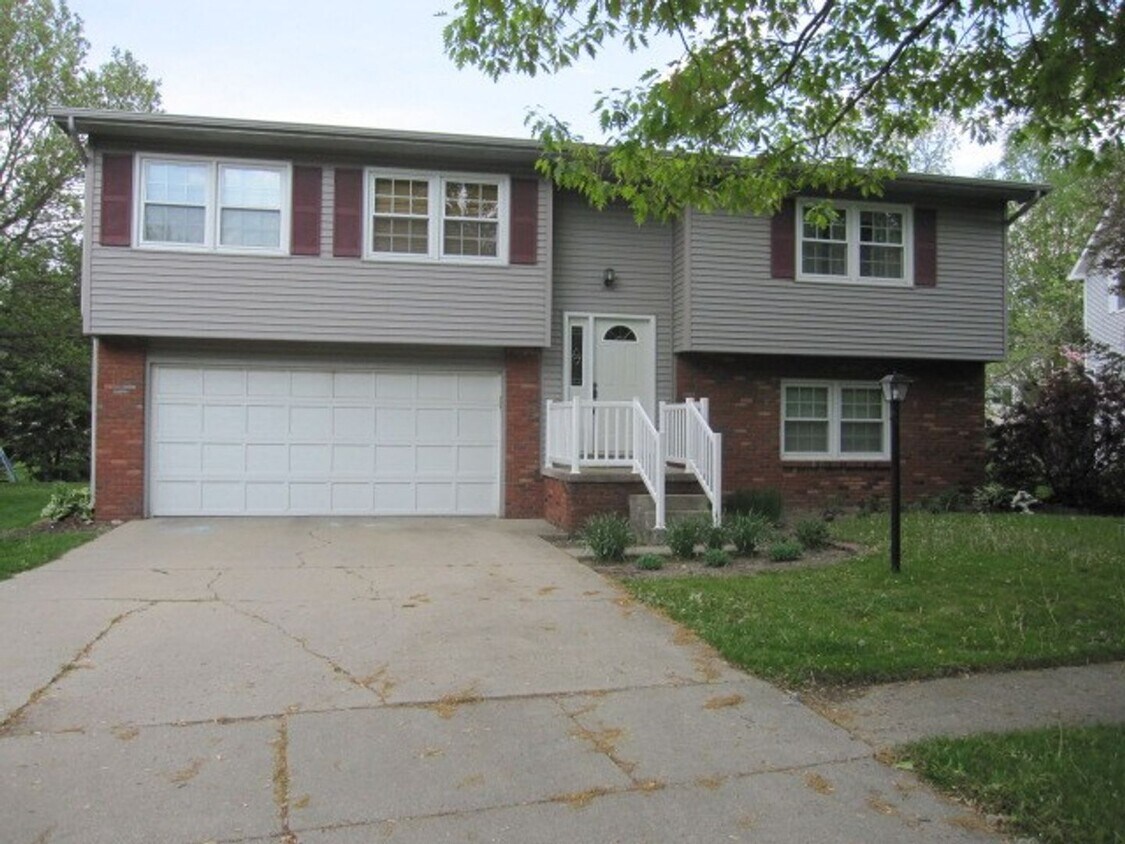 Foto principal - Spacious 4-Bedroom Home in Champaign