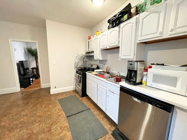 Foto del edificio - 694 Columbia Rd
