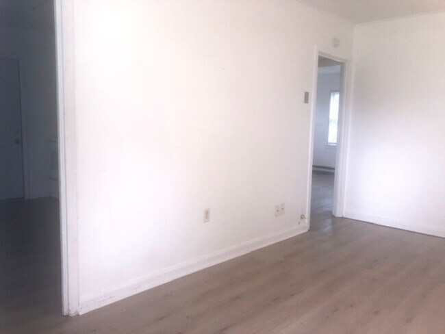 Building Photo - One Bedroom One Bathroom Home in St. Albans