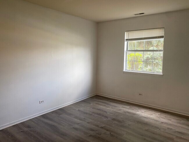 Building Photo - 549 E Shag Bark Ln