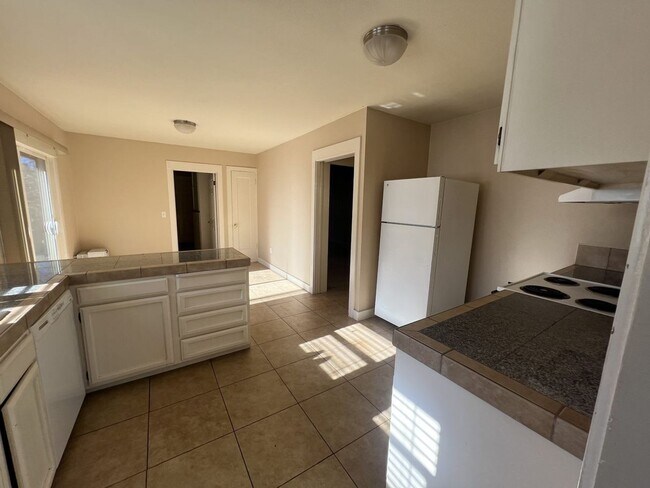 Building Photo - Charming 2 bedroom, 1-bathroom home locate...