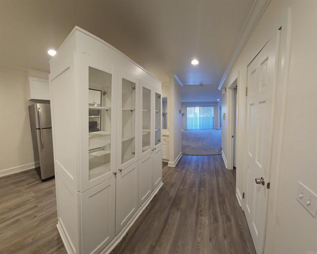 Building Photo - 8870 Villa La Jolla Dr
