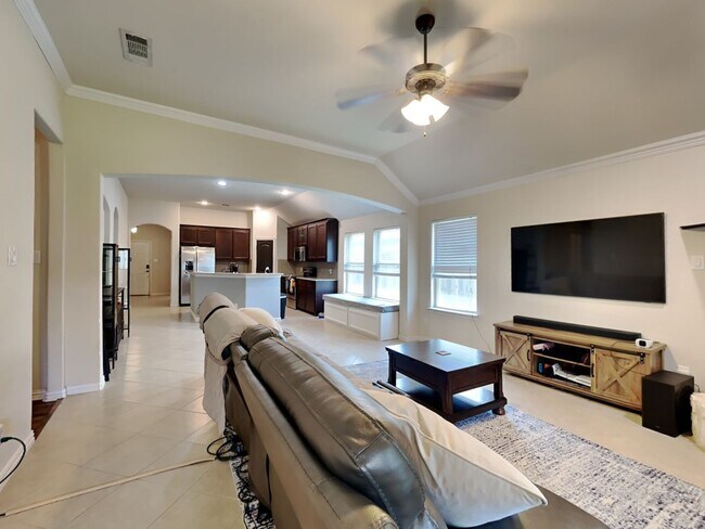Foto del edificio - BEAUTIFUL BRICK FOUR BEDROOM!