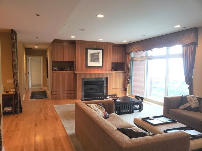 Foto del edificio - 415 E North Water St