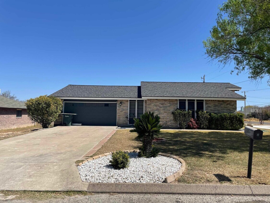 Primary Photo - 101 Espuela Dr