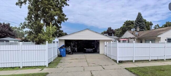 Foto del edificio - 8405 Robindale Ave