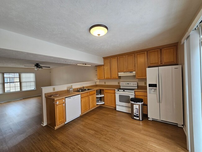Building Photo - 2 Bedroom, 2.5 Bath Townhome Near Med Center - 08/05!