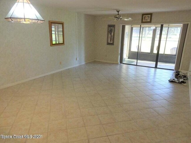 Foto del edificio - 2275 Golf Isle Dr