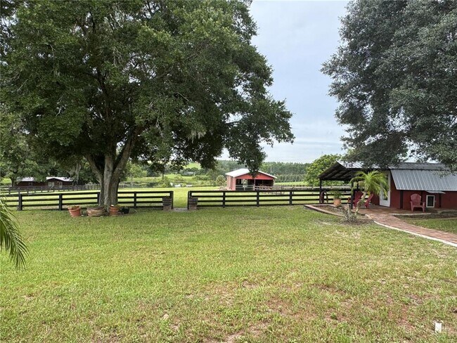 Foto del edificio - 24340 Turkey Lake Rd