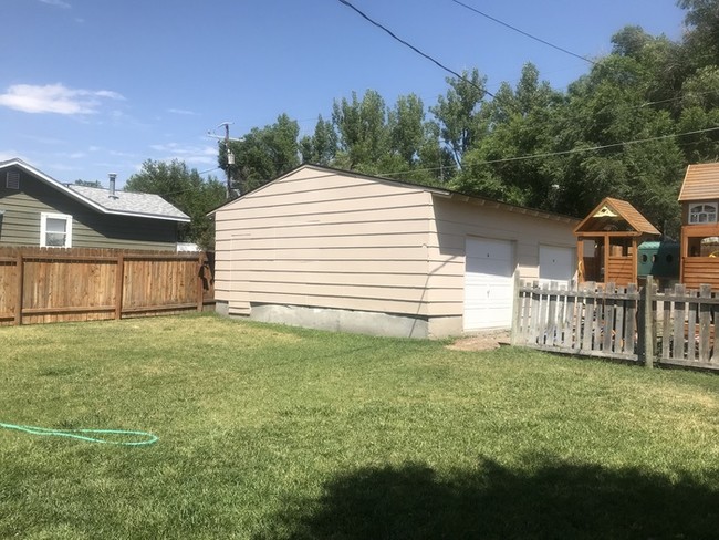 Building Photo - 2 Bedroom 1 Bath Upstairs Apartment