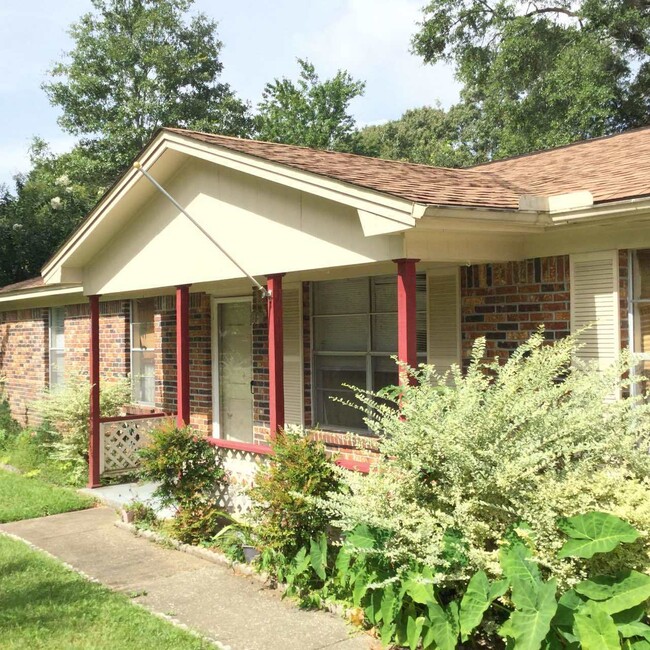 Building Photo - Prime Location! Updated 3-Bedroom Home Nea...