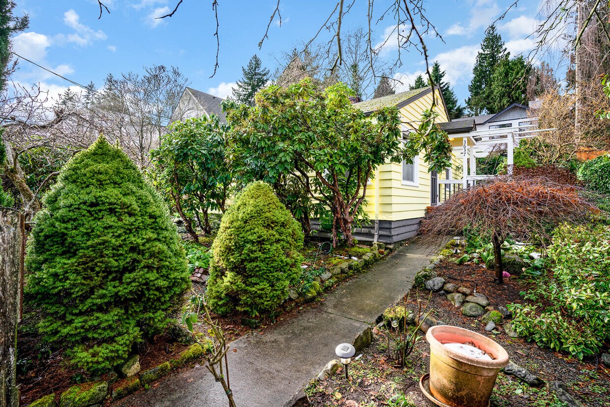 Primary Photo - 3637 23rd Ave W