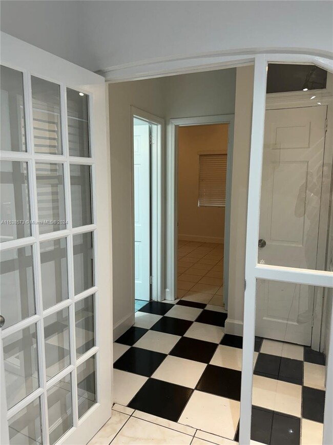 Foto del edificio - 8200 Harding Ave