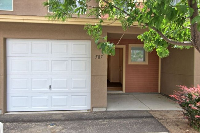 Building Photo - Townhome