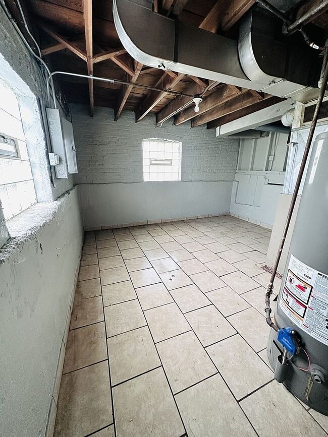 Building Photo - 8357 S Hoyne Ave
