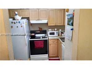 Building Photo - 9320 Fontainebleau Blvd