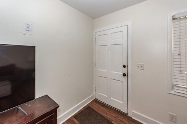 Building Photo - 3 Bedroom 2 Bath Home in West Ashley Plant...