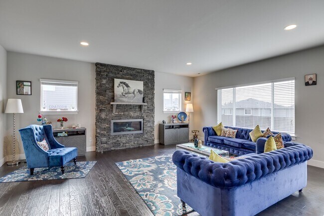 Building Photo - Large 5 Bed 3 Bath Home plus 3-Car Garage ...