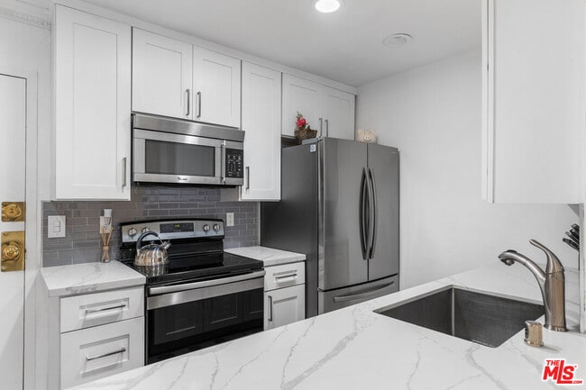 Foto del edificio - 1351 N Orange Dr