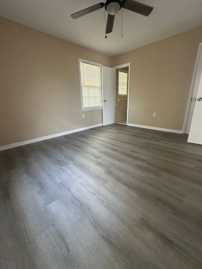 Building Photo - 4 Bed/2 Bath House