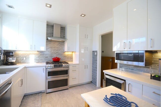 Building Photo - 140 Avalon Dr