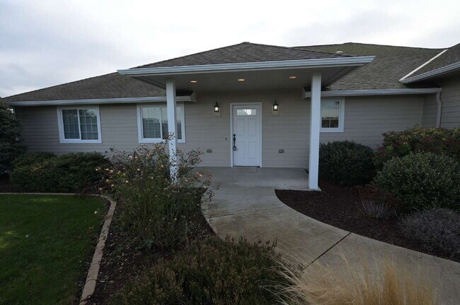 Building Photo - Modern & comfortable home in a country setting on 1 acre in Sequim