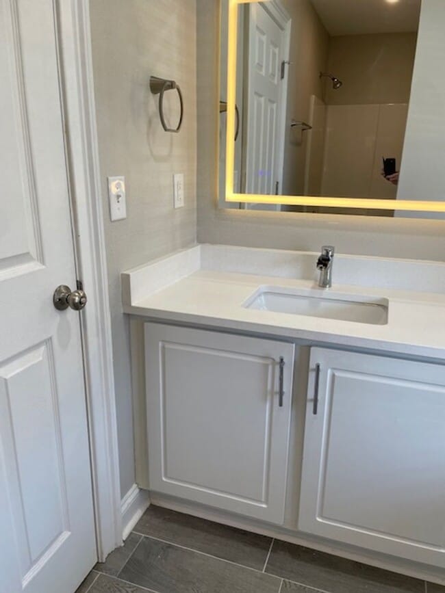 Building Photo - Newly Renovated!