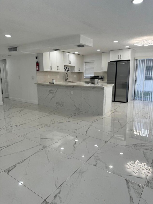 Foto principal - 5217 NW 18th St