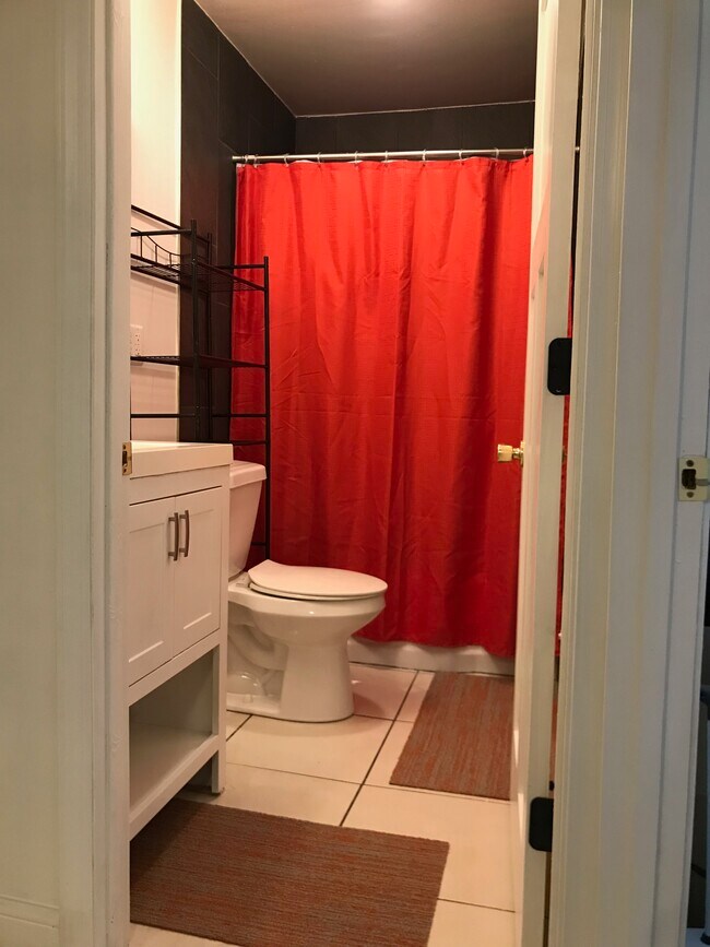 Baño - 211 N Lincoln St