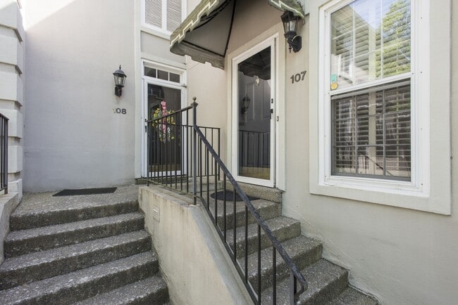 Building Photo - 107 St Charles Pl