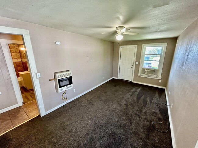 Foto del edificio - 204 E 2nd St